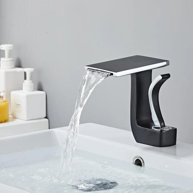 Serpenti Flow Faucet